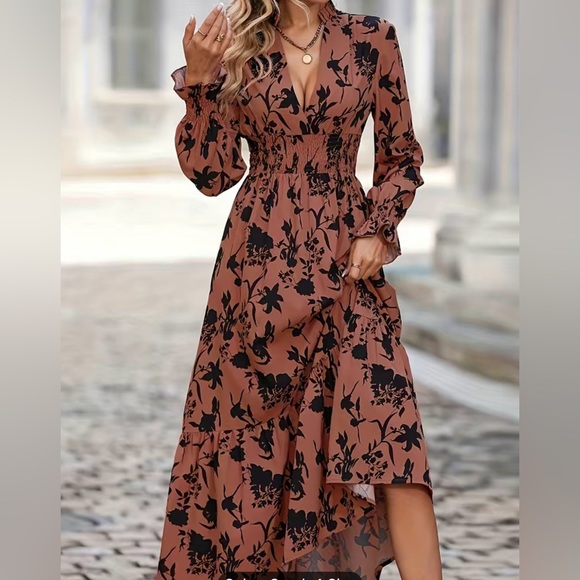 Dresses & Skirts - Beautiful Floral Print Maxi Dress NWOT